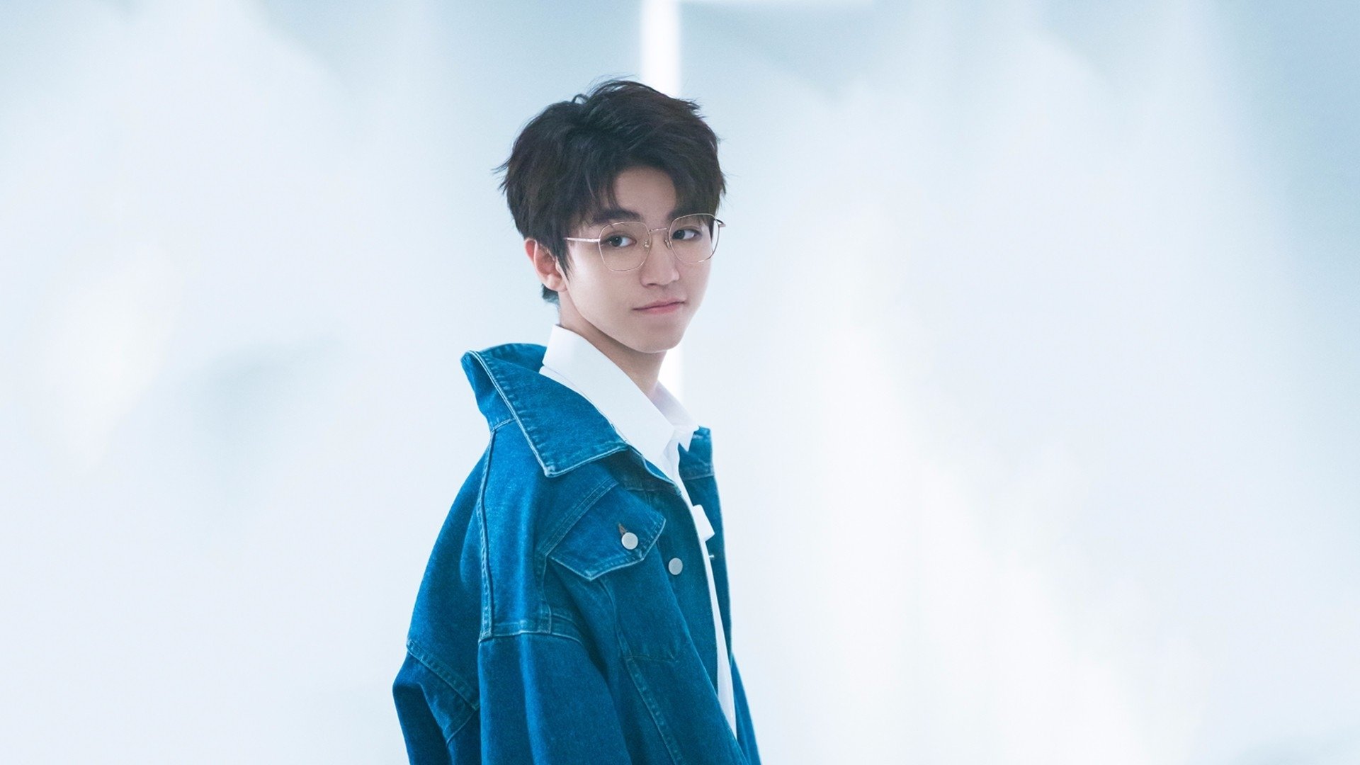 极限攀岩夜光赛，点亮黑暗中的勇气之路，极限攀岩励志图片